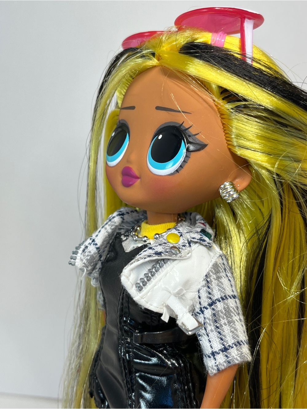 LOL Surprise OMG Fashion Doll Alt Grrrl Yellow & Black Hair Stand Outfit Brush - Picture 11 of 13
